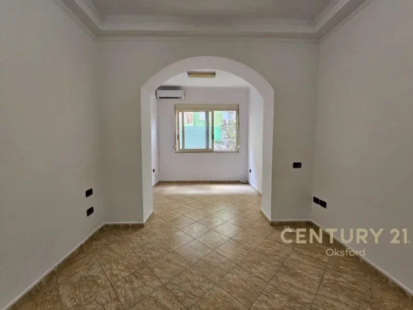 Tirane, jepet me qera zyre Kati 3, 65 m² 700 € (PALLATET AGIMI)