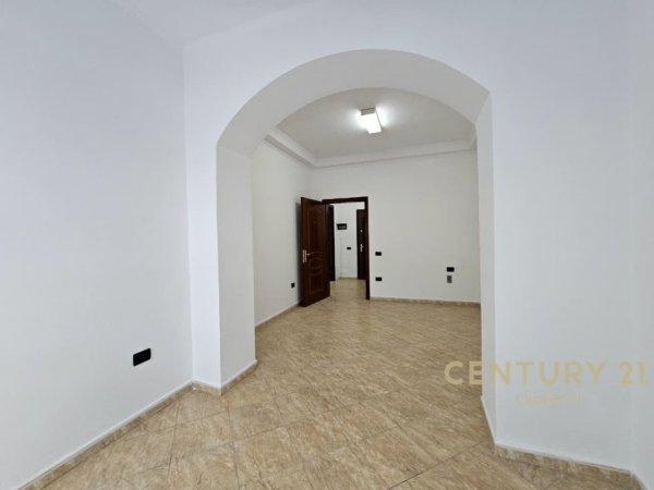 Tirane, jepet me qera zyre Kati 3, 65 m² 700 € (PALLATET AGIMI)