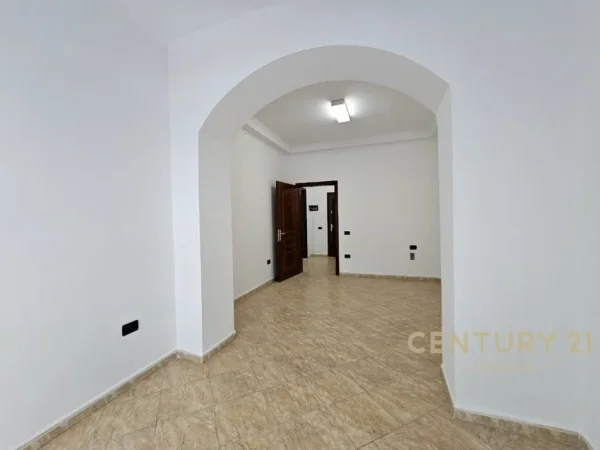 Tirane, jepet me qera zyre Kati 3, 65 m² 700 € (PALLATET AGIMI)