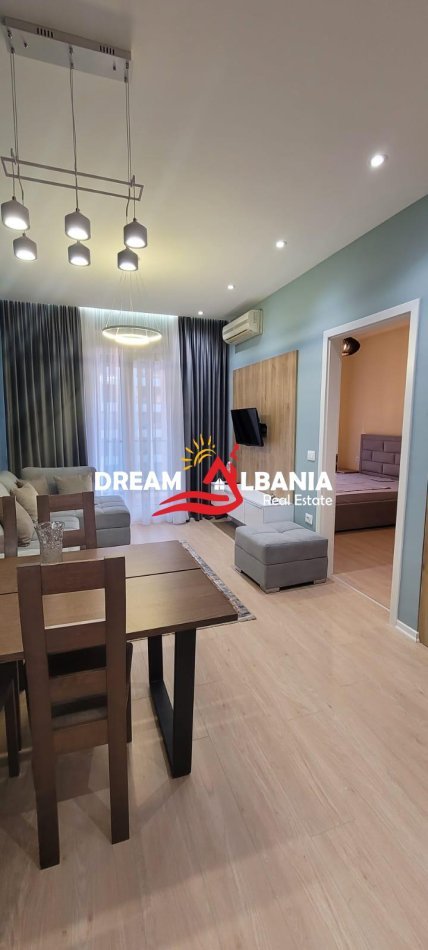 Tirane, jepet me qera apartament 1+1 , 63 m² 550 € (Prane 21-Dhjetorit tek Kompleksi Kontakt)