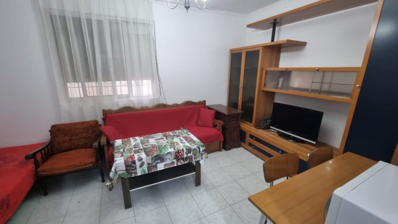 Jepet Apartament 1+1 me Qira ne Qender te Tiranes Tek Mine Peza , 500 €
