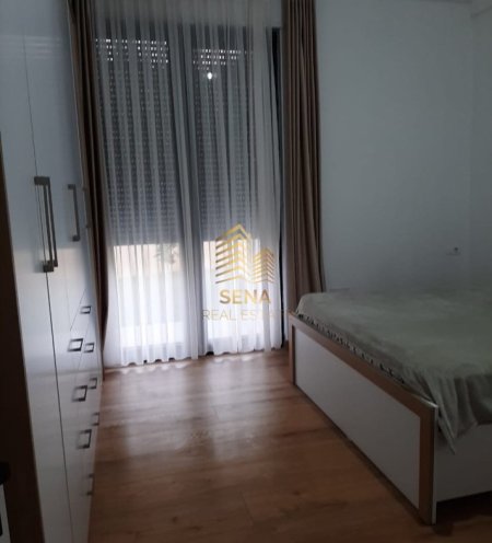 Tirane, jepet me qera apartament 1+1+Ballkon Kati 1, 80 m² 400 € (Rruga Kodra Derhemit)