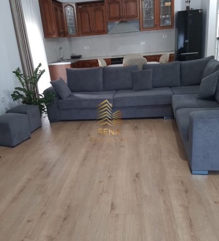 Tirane, jepet me qera apartament 1+1+Ballkon Kati 1, 80 m² 400 € (Rruga Kodra Derhemit)