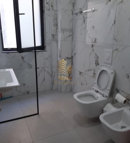 Tirane, jepet me qera apartament 1+1+Ballkon Kati 1, 80 m² 400 € (Rruga Kodra Derhemit)