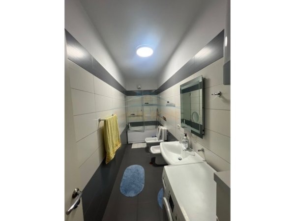 Tirane, jepet me qera apartament 2+1+2+Ballkon Kati 10, 108 m² 800 € (Kompleksi Panorama)