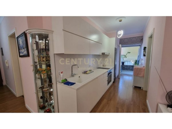 Tirane, jepet me qera apartament 2+1 Kati 3, 79 m² 700 € (Rr. Mihal Grameno , Kompleksi Grand)