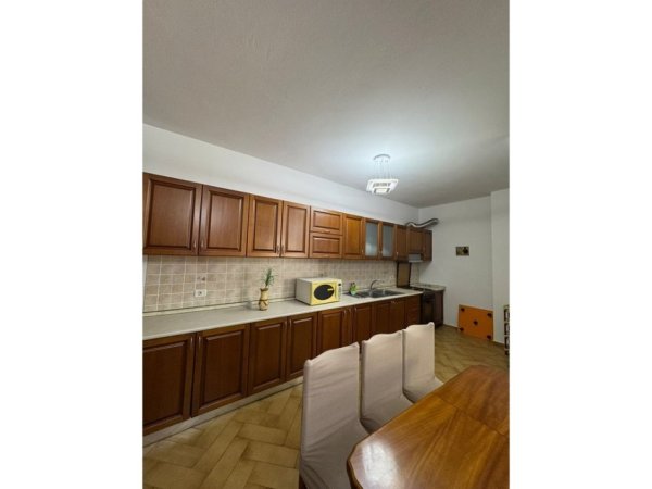 Tirane, jepet me qera apartament 2+1+Aneks+Ballkon Kati 3, 115 m² 600 € (Tregu Elektrik)