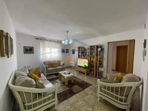 SHITET APARTAMENT 3+1 NE BRRYL , PRANE MATERNITETIT TE RI