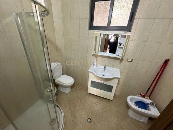 Tirane, jepet me qera apartament 2+1 Kati 1, 100 m² 600 € (Prane Kompleksit Grand)