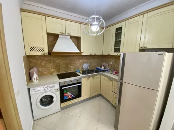 Tirane, shitet apartament 2+1 Kati 2, 77 m² 