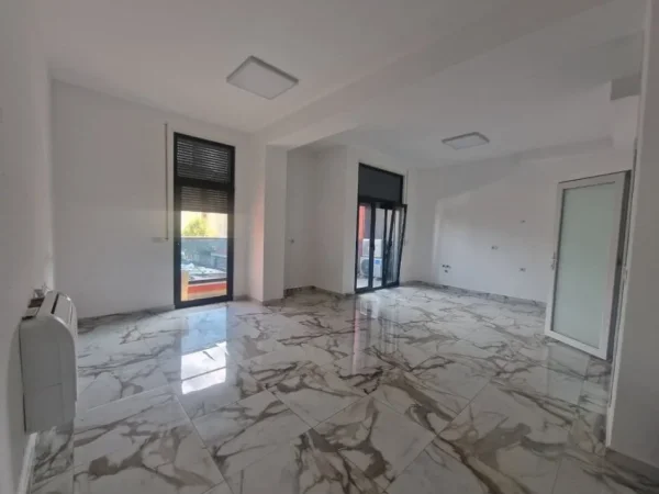 Tirane, jepet me qera ambjent biznesi Kati 1, 251 m² 1.250 € (Ali Demi)