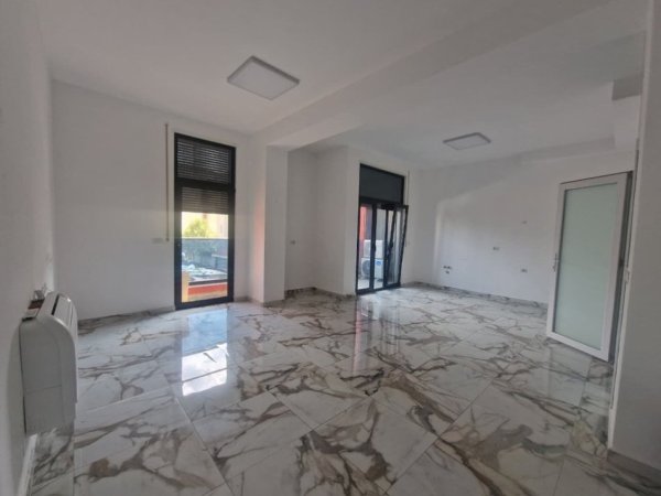 Tirane, jepet me qera ambjent biznesi Kati 1, 251 m² 1.250 € (Ali Demi)