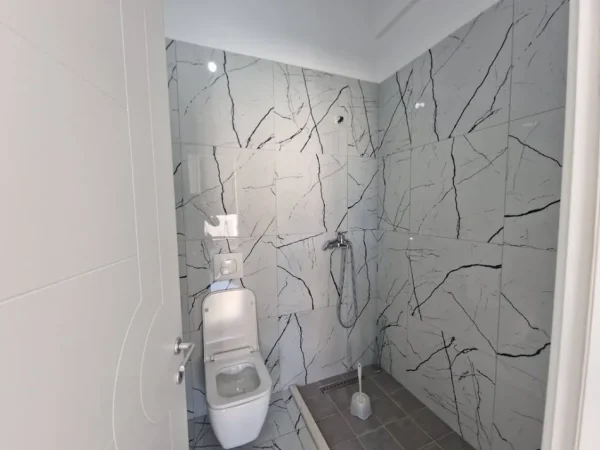 Tirane, jepet me qera ambjent biznesi Kati 1, 251 m² 1.250 € (Ali Demi)