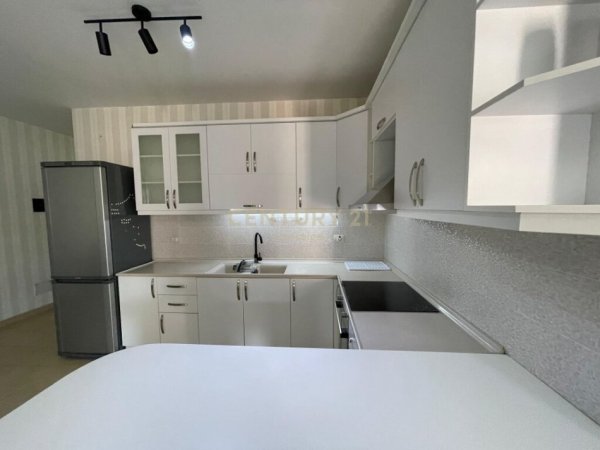 Tirane, jepet me qera apartament 2+1+Ballkon Kati 6, 120 m² 800 € (Lion Park Residence)
