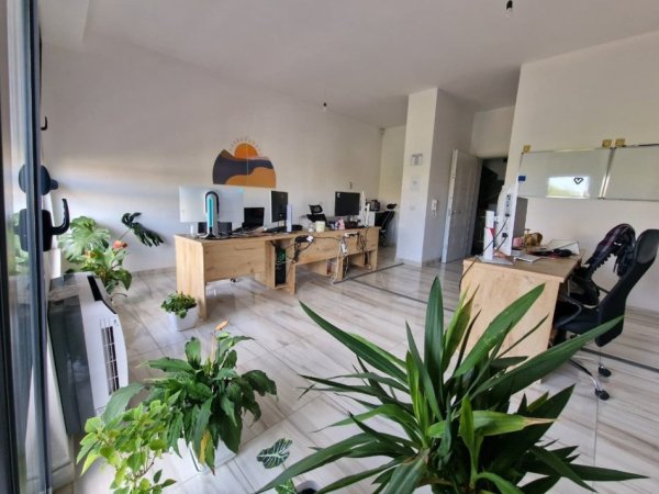 Tirane, jepet me qera ambjent biznesi Kati 1, 134 m² 650 € (Ali Demi)