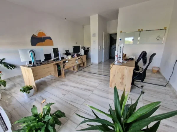 Tirane, jepet me qera ambjent biznesi Kati 1, 134 m² 650 € (Ali Demi)
