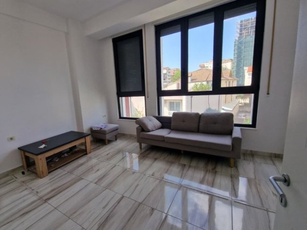 Tirane, jepet me qera ambjent biznesi Kati 1, 134 m² 650 € (Ali Demi)