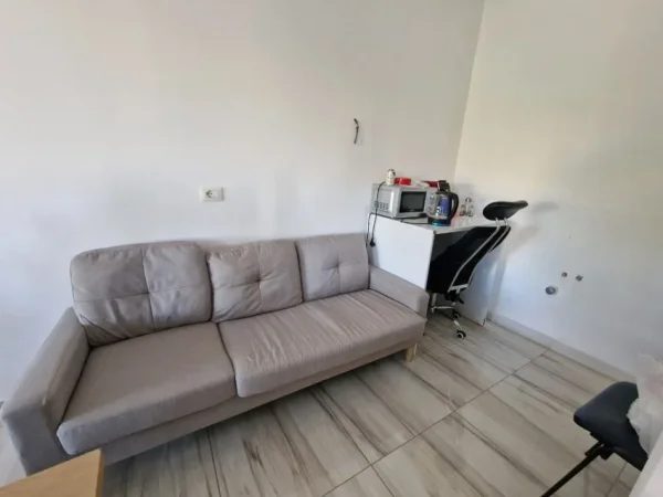 Tirane, jepet me qera ambjent biznesi Kati 1, 134 m² 650 € (Ali Demi)