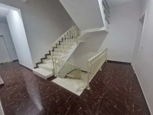 Tirane, jepet me qera ambjent biznesi Kati 1, 134 m² 650 € (Ali Demi)