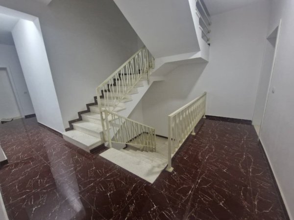 Tirane, jepet me qera ambjent biznesi Kati 1, 134 m² 650 € (Ali Demi)