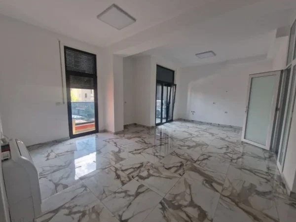 Tirane, jepet me qera ambjent biznesi Kati 9, 117 m² 600 € (ALI DEM)