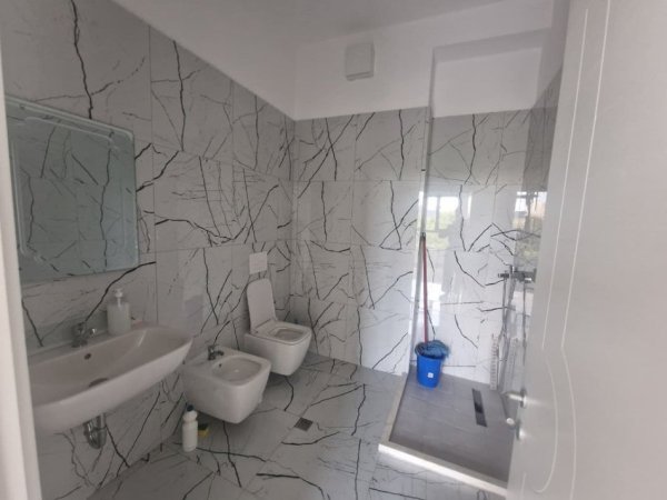 Tirane, jepet me qera ambjent biznesi Kati 9, 117 m² 600 € (ALI DEM)