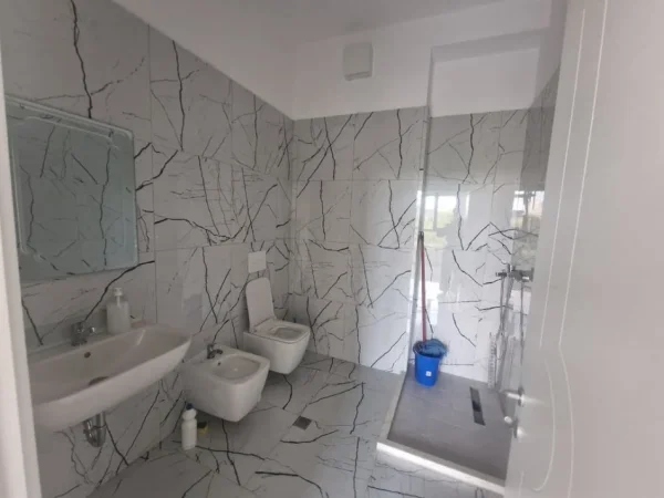 Tirane, jepet me qera ambjent biznesi Kati 9, 117 m² 600 € (ALI DEM)