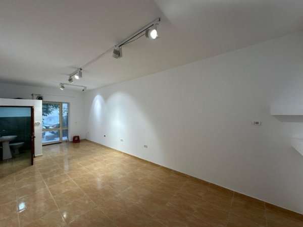 Tirane, jepet me qera ambjent biznesi Kati 0, 32 m² 500 € (Rruga Myslym Shyri)