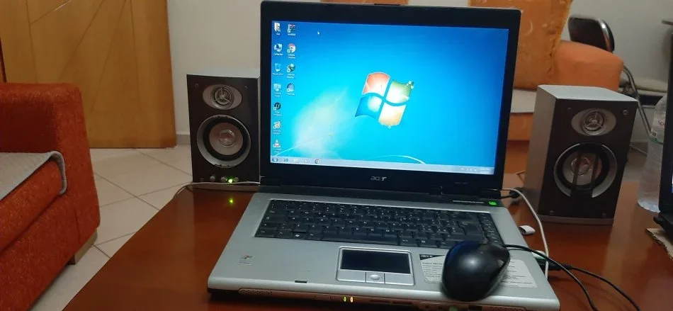 Delvine, shes Laptop Acer Aspire 3000