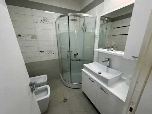 Tirane, jepet me qera apartament 3+1 Kati 4, 90 m² 790 € (PAZARI I RI)