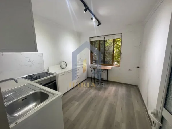 Tirane, jap me qera zyre Kati 2, 80 m² 900 € (Prane LSI BLLOK)