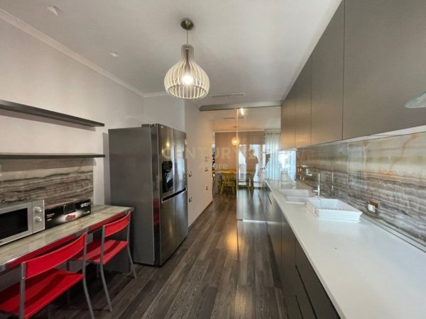 Tirane, jepet me qera apartament 2+1 Kati 3, 111 m² 1.400 € (Rruga e Kosovareve)