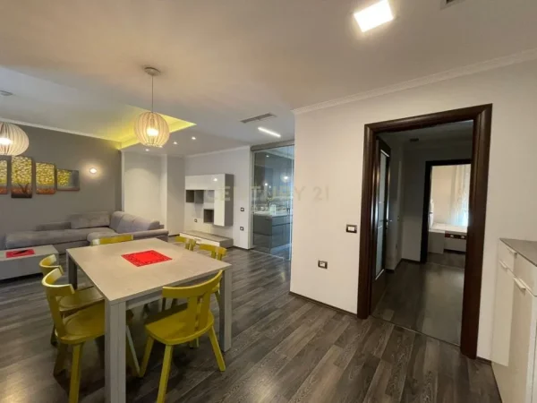Tirane, jepet me qera apartament 2+1 Kati 3, 111 m² 1.400 € (Rruga e Kosovareve)
