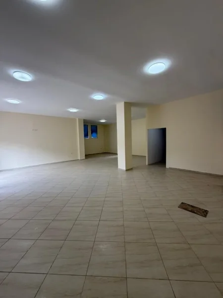 Tirane, jepet me qera ambjent biznesi Kati 0, 141 m² 1.000 € (Prane Shkolles At Zef Pllumi)