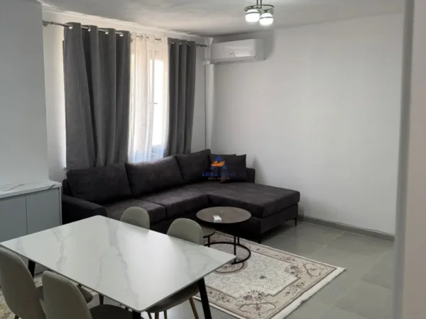 Tirane, jepet me qera apartament 1+1+Ballkon Kati 7, 70 m² 500 € (RRUGA TEODOR KEKO, UNAZA E RE)