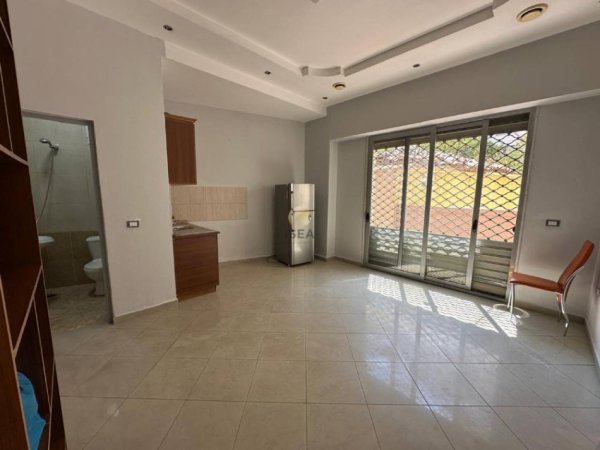Tirane, jepet me qera dyqan Kati 1, 40 m² 550 € (Prokuroria e Tiranes)