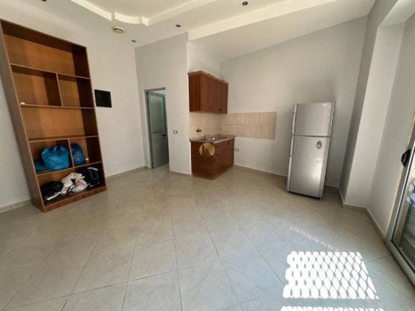Tirane, jepet me qera dyqan Kati 1, 40 m² 550 € (Prokuroria e Tiranes)