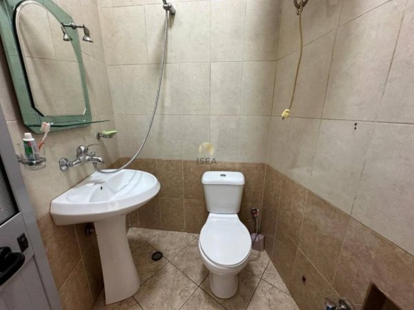 Tirane, jepet me qera dyqan Kati 1, 40 m² 550 € (Prokuroria e Tiranes)