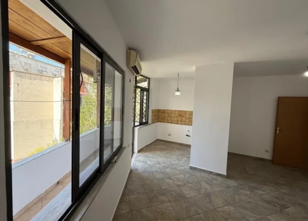 Tirane, shitet apartament 1+1+Ballkon Kati 3, 45 m² 110.000 € (Pazari i Ri)
