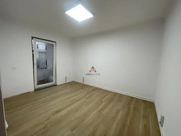 Tirane, jepet me qera ambjent biznesi Kati 2, 70 m² 600 € (RRUGA E KAVAJES)