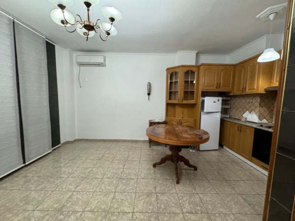 Tirane, jepet me qera apartament 2+1+Ballkon , 100 m² 800 € (Apartament, Zyre me qera, Bllok, Tirane)