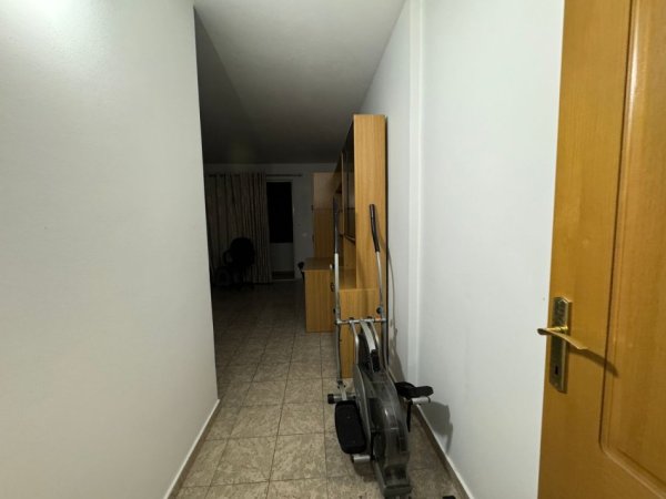 Tirane, jepet me qera apartament 2+1+Ballkon , 100 m² 800 € (Apartament, Zyre me qera, Bllok, Tirane)