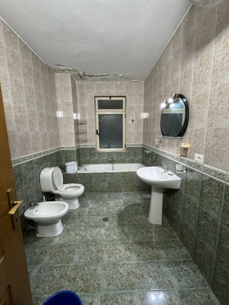 Tirane, jepet me qera apartament 2+1+Ballkon , 100 m² 800 € (Apartament, Zyre me qera, Bllok, Tirane)