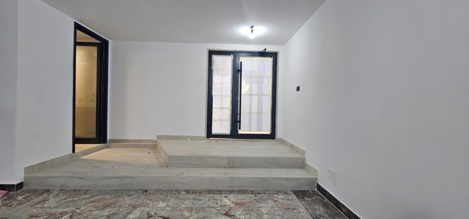 Tirane, jepet me qera ambjent biznesi Kati 0, 200 m² 4.000 € (Blloku)