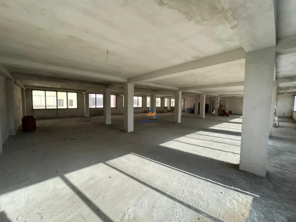 Tirane, jepet me qera ambjent biznesi Kati 4, 450 m² 1.500 € (JEPET ME QERA AMBIENT BIZNESI •450M2 •KATI I 4 • OPEN SPACE •KATI I 2-TE DHE 3-TE FUNKSIONOJNE SI PALESTER •I PERSHTASHEM PER ZYRE,MAGAZINE TE LEHTE QENDER TRANJIMI,FASNOER...