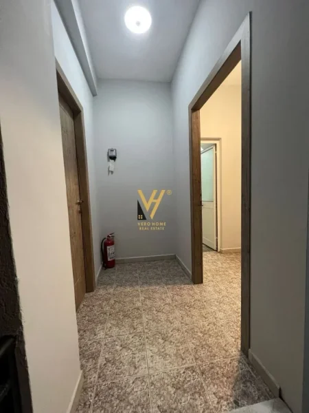 Tirane, jepet me qera zyre Kati 2, 80 m² 600 € (QENDER)