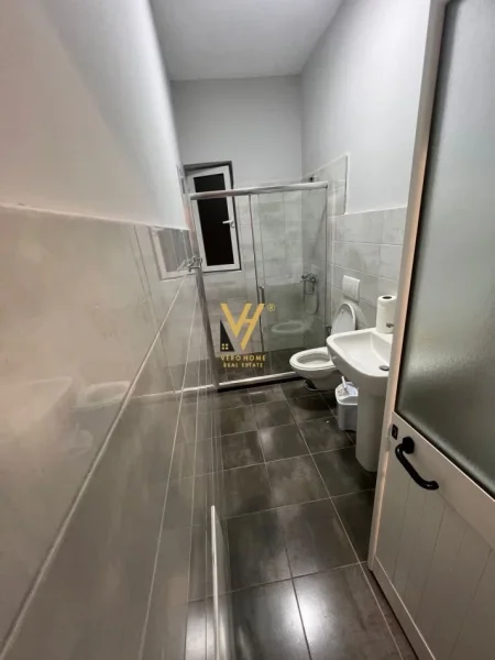 Tirane, jepet me qera zyre Kati 2, 80 m² 600 € (QENDER)