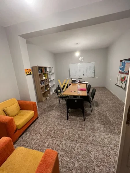 Tirane, jepet me qera zyre Kati 2, 80 m² 600 € (QENDER)