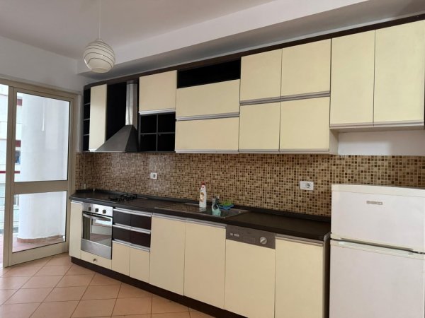 Tirane, jepet me qera apartament 1+1+Ballkon Kati 4, 65 m² 500 € (Prane Kopshtit Zoologjik)