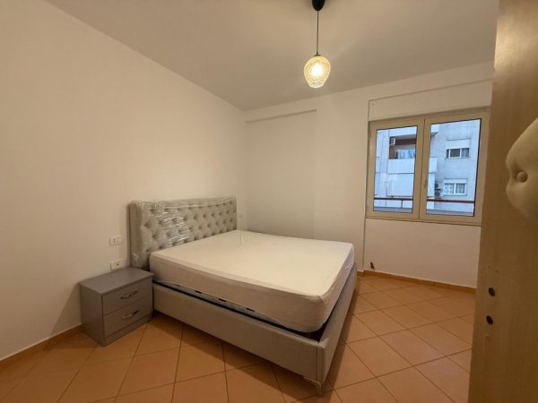 Tirane, jepet me qera apartament 1+1+Ballkon Kati 4, 65 m² 500 € (Prane Kopshtit Zoologjik)